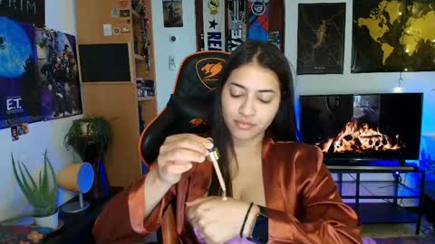 lolaasmith_21 online show from May 7, 2026, 5:51 pm