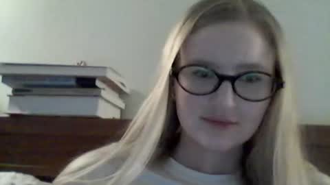 lolaglamour_ online show from June 23, 2026, 6:28 pm