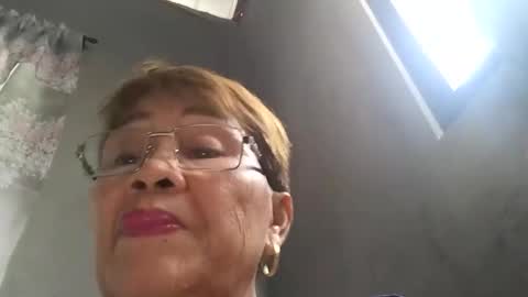 Snapshot of lolamommie chatting on January 1, 2025, 1:04 am tey online show from January 1, 2025, 1:04 am