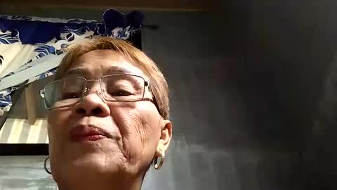 Snapshot of lolamommie chatting on January 30, 2025, 2:49 am tey online show from January 30, 2025, 2:49 am