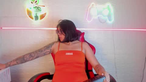 Lola online show from November 15, 2025, 11:40 am