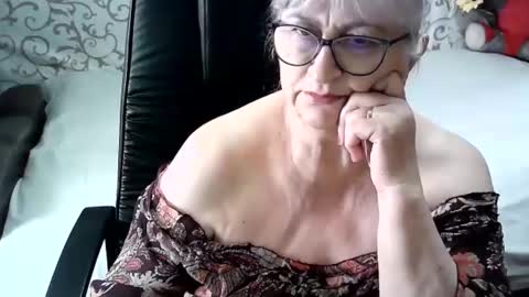 Snapshot of lolkaalyss chatting on February 21, 2025, 12:28 pm LolkaAlyss online show from February 21, 2025, 12:28 pm