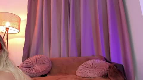 Snapshot of lollypetitte_ chatting on May 17, 2026, 4:32 am Lolly online show from May 17, 2026, 4:32 am