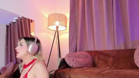 Snapshot of lollypetitte_ chatting on May 17, 2026, 7:43 pm Lolly online show from May 17, 2026, 7:43 pm