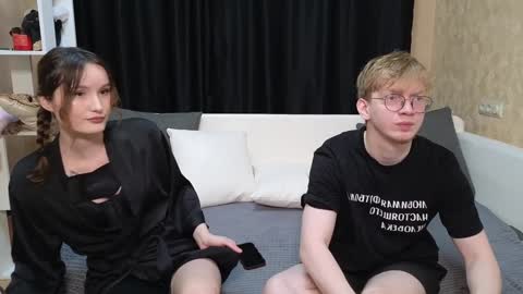 Jean and Isa right couple Mark and Eva left couple online show from February 6, 2025, 9:43 am