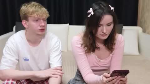 Jean and Isa right couple Mark and Eva left couple online show from November 16, 2025, 10:43 am