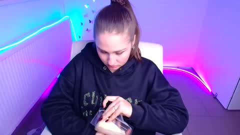 Lora online show from October 21, 2025, 11:33 am