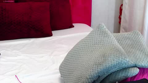 loradelniro1 online show from December 9, 2024, 4:37 pm