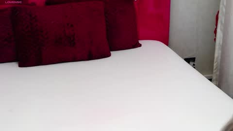 loradelniro1 online show from December 10, 2024, 7:43 pm