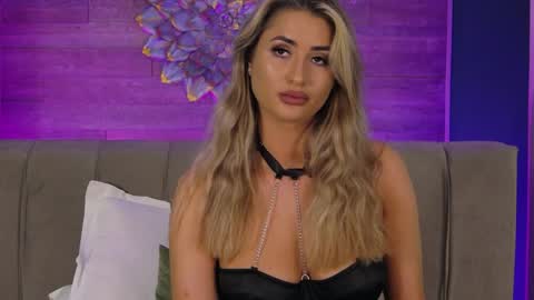 Lora online show from April 9, 2026, 7:41 pm