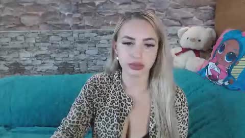 Snapshot of lorasinclare chatting on October 9, 2025, 9:40 am Queen LoraSinClare online show from October 9, 2025, 9:40 am