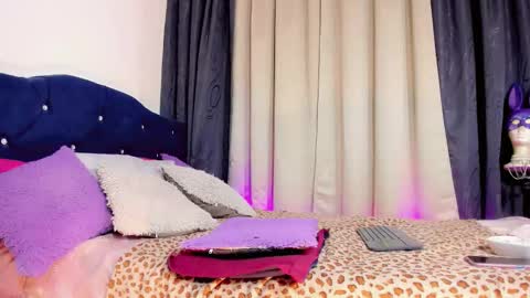 lesly lorena online show from October 3, 2025, 2:52 am