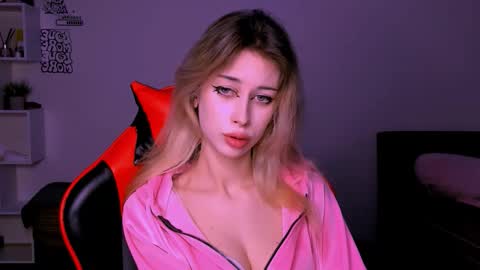 Lori online show from October 23, 2025, 7:34 pm