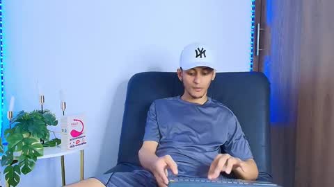 Snapshot of louis_ale chatting on November 6, 2025, 7:48 pm Alejandro online show from November 6, 2025, 7:48 pm