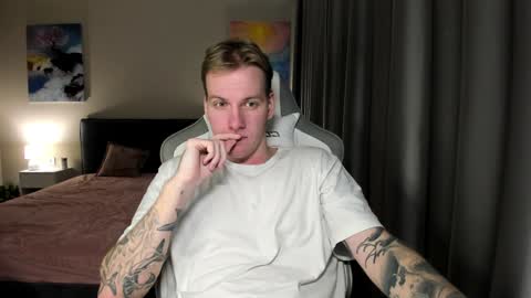 Louis  online show from December 25, 2024, 3:28 pm