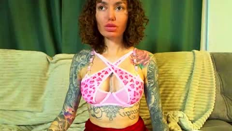 Snapshot of love_attation chatting on November 17, 2025, 1:44 am Cute face online show from November 17, 2025, 1:44 am