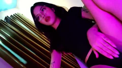 Seren online show from November 18, 2025, 7:13 am