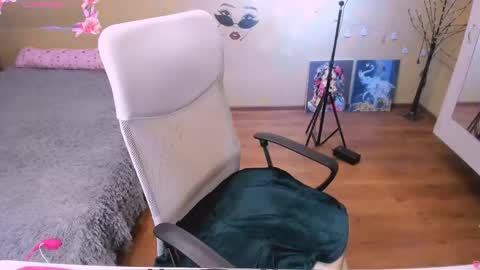 cat-girl online show from September 19, 2025, 1:12 pm