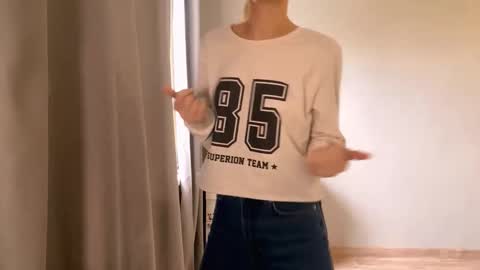 Ella online show from December 3, 2025, 7:05 am