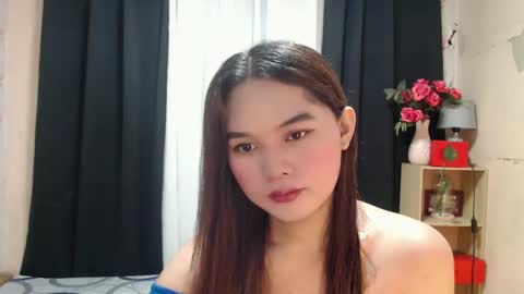 lovely_dianne online show from March 10, 2025, 4:35 pm
