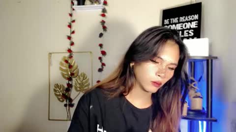 Snapshot of lovely_oliviax chatting on April 23, 2026, 1:24 pm KATE online show from April 23, 2026, 1:24 pm