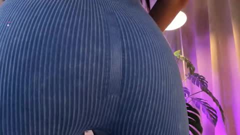 Snapshot of lovely_queens chatting on October 14, 2025, 10:16 am online show from October 14, 2025, 10:16 am