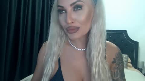 Snapshot of lovelyblondyxxx chatting on December 2, 2024, 11:40 pm PrAllinXXXa online show from December 2, 2024, 11:40 pm