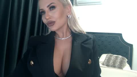 Snapshot of lovelyblondyxxx chatting on December 10, 2024, 11:30 pm PrAllinXXXa online show from December 10, 2024, 11:30 pm