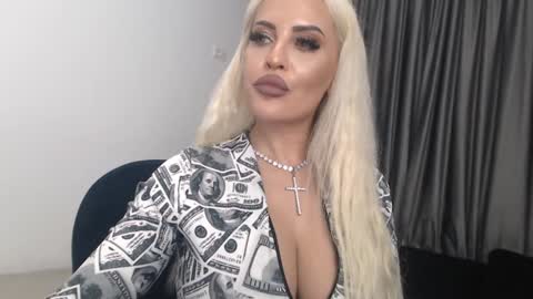 Snapshot of lovelyblondyxxx chatting on January 18, 2025, 1:41 am PrAllinXXXa online show from January 18, 2025, 1:41 am