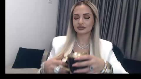 Snapshot of lovelyblondyxxx chatting on February 18, 2025, 11:19 pm PrAllinXXXa online show from February 18, 2025, 11:19 pm