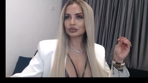 Snapshot of lovelyblondyxxx chatting on February 19, 2025, 2:33 am PrAllinXXXa online show from February 19, 2025, 2:33 am