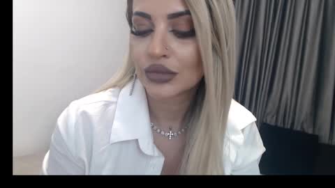 Snapshot of lovelyblondyxxx chatting on February 21, 2025, 1:44 am PrAllinXXXa online show from February 21, 2025, 1:44 am