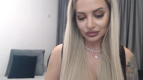 Snapshot of lovelyblondyxxx chatting on March 12, 2025, 1:47 am PrAllinXXXa online show from March 12, 2025, 1:47 am