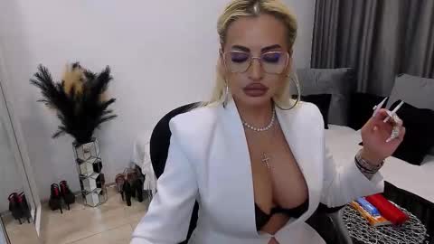 Snapshot of lovelyblondyxxx chatting on October 27, 2025, 10:58 pm PrAllinXXXa online show from October 27, 2025, 10:58 pm