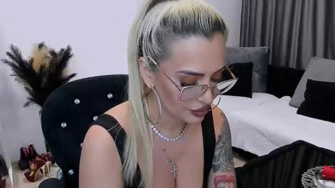 Snapshot of lovelyblondyxxx chatting on October 30, 2025, 12:34 am PrAllinXXXa online show from October 30, 2025, 12:34 am