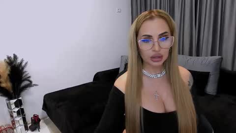 Snapshot of lovelyblondyxxx chatting on November 17, 2025, 11:21 pm PrAllinXXXa online show from November 17, 2025, 11:21 pm
