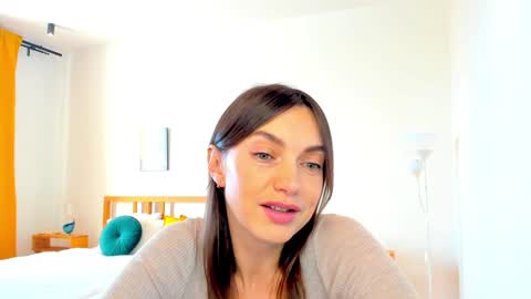 Mia online show from December 9, 2024, 11:15 am