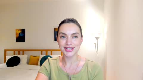 Mia online show from December 10, 2024, 4:49 pm