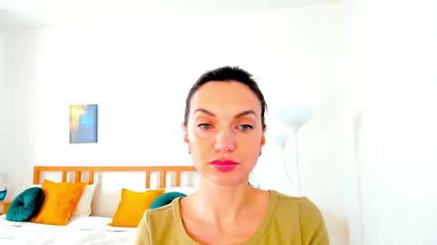 Mia online show from December 14, 2024, 9:18 am