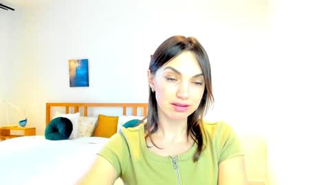 Mia online show from December 18, 2024, 12:07 pm