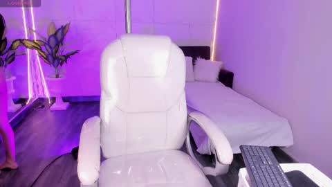 Lovely online show from November 10, 2025, 5:12 pm