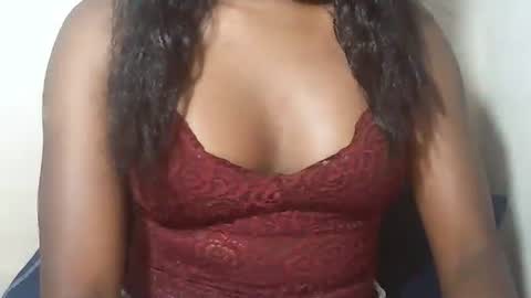 lovelylarra online show from February 11, 2026, 6:57 pm