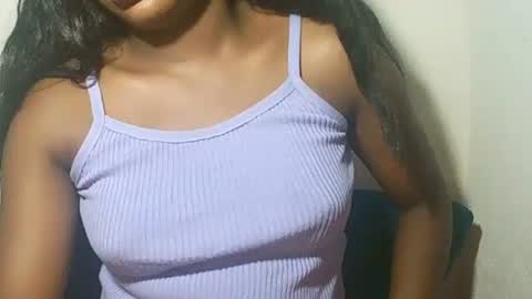 lovelylarra online show from February 21, 2026, 8:10 pm