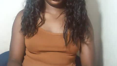 lovelylarra online show from February 25, 2026, 4:05 pm