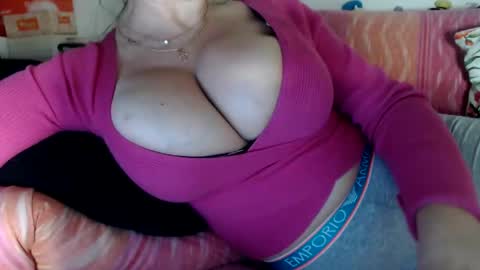 Snapshot of lovelywoman22 chatting on February 21, 2025, 3:23 am lovelywoman22 online show from February 21, 2025, 3:23 am