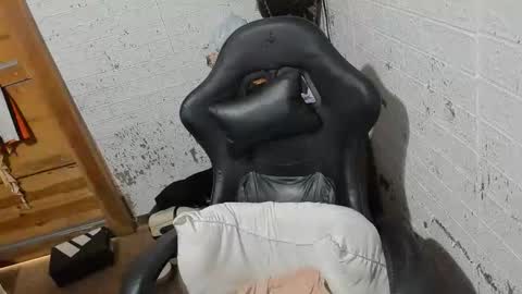 Snapshot of loveme4ever2025 chatting on January 14, 2026, 1:44 am shena can you follow me here and tip me yehawww online show from January 14, 2026, 1:44 am