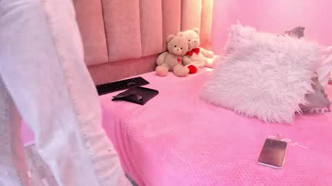 L O V E  online show from October 9, 2025, 11:41 am