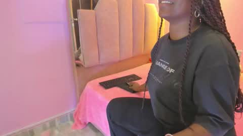 L O V E  online show from November 28, 2025, 11:57 am