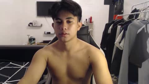 Snapshot of loverboyph04 chatting on October 6, 2025, 5:05 am loverboyph04 online show from October 6, 2025, 5:05 am