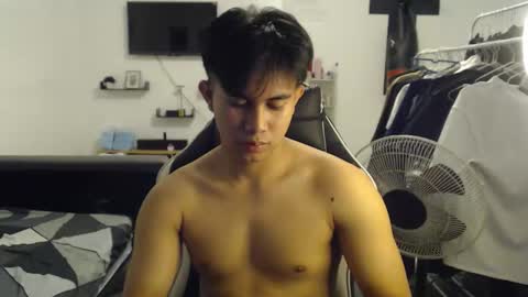 Snapshot of loverboyph04 chatting on October 13, 2025, 7:41 am loverboyph04 online show from October 13, 2025, 7:41 am